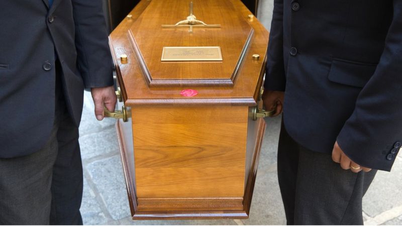 La mujer en Ecuador que empezó a respirar dentro del ataúd en su propio funeral