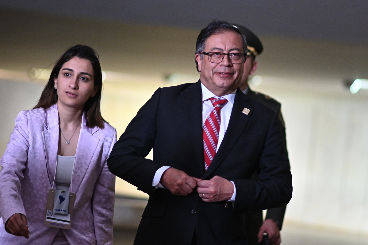 Gustavo Petro Laura Sarabiaescuchas ilegales