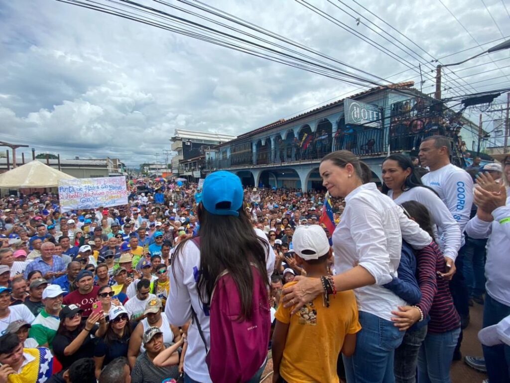 María Corina Machado denuncia persecución durante gira en Barinas y pide a seguidores protegerse entre todos