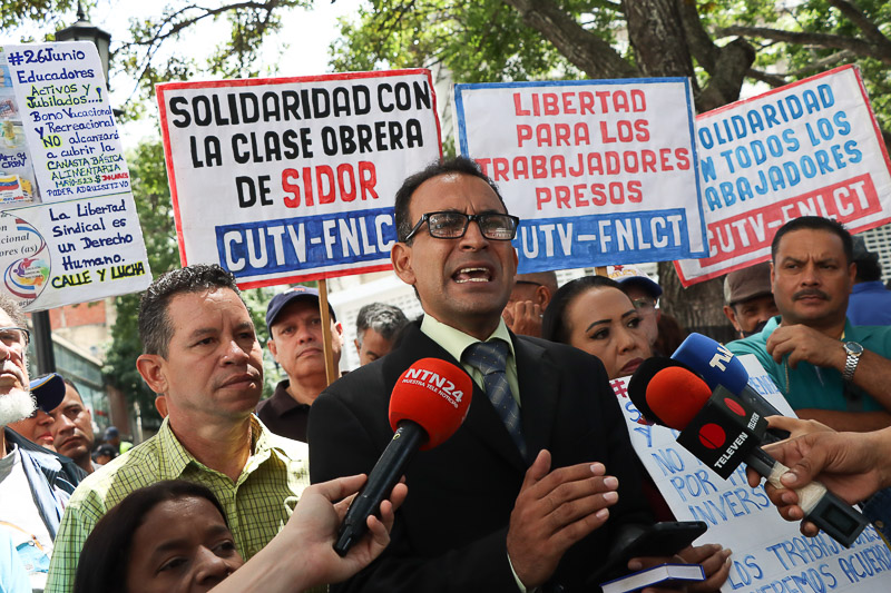 Trabajadores públicos protestan por salario ante el ministerio de educación superior (Mairet Chourio)