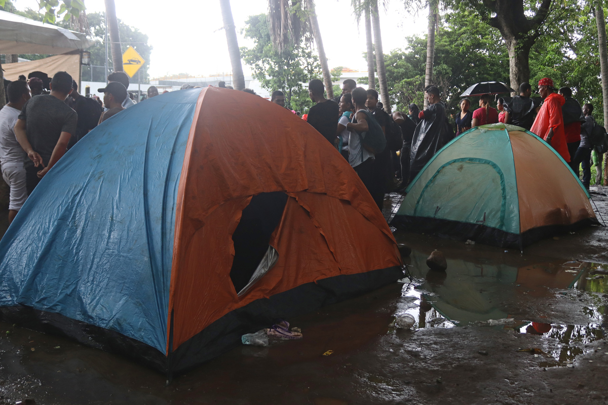 Cerca de 15.000 migrantes están varados a la intemperie en la frontera sur de México