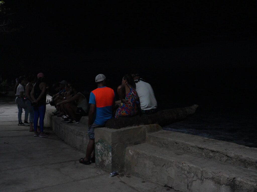 Las esperanzas siguen intactas. La gente se pregunta y mira hacia el mar a la espera de que regresen los desaparecidos