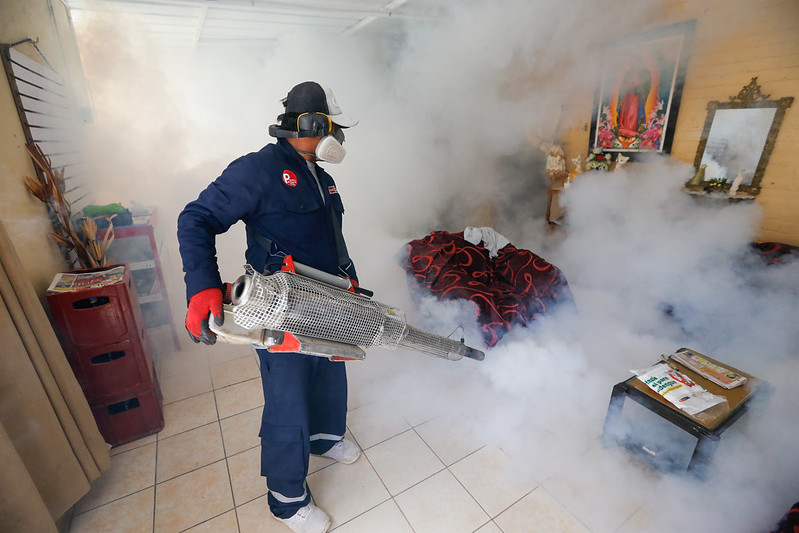 Fumigación por dengue en Perú