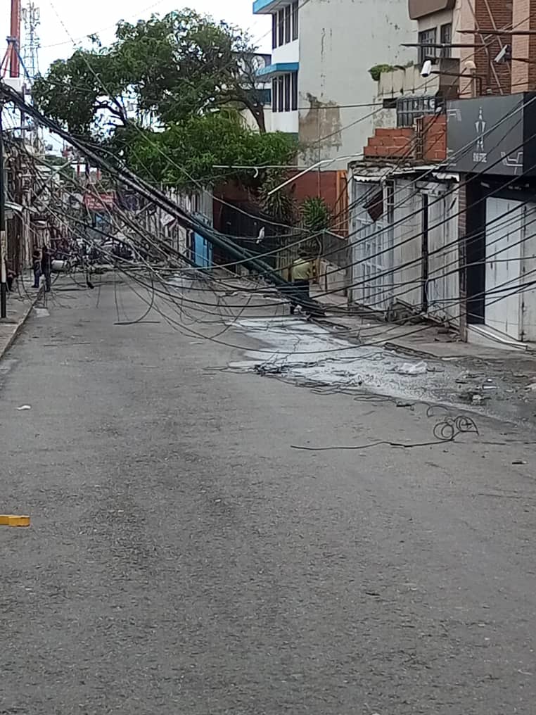 Fuertes vientos derriban tendidos eléctricos en La Guaira