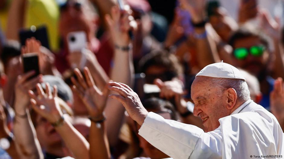 El papa continúa mejorando y trabaja en el hospital