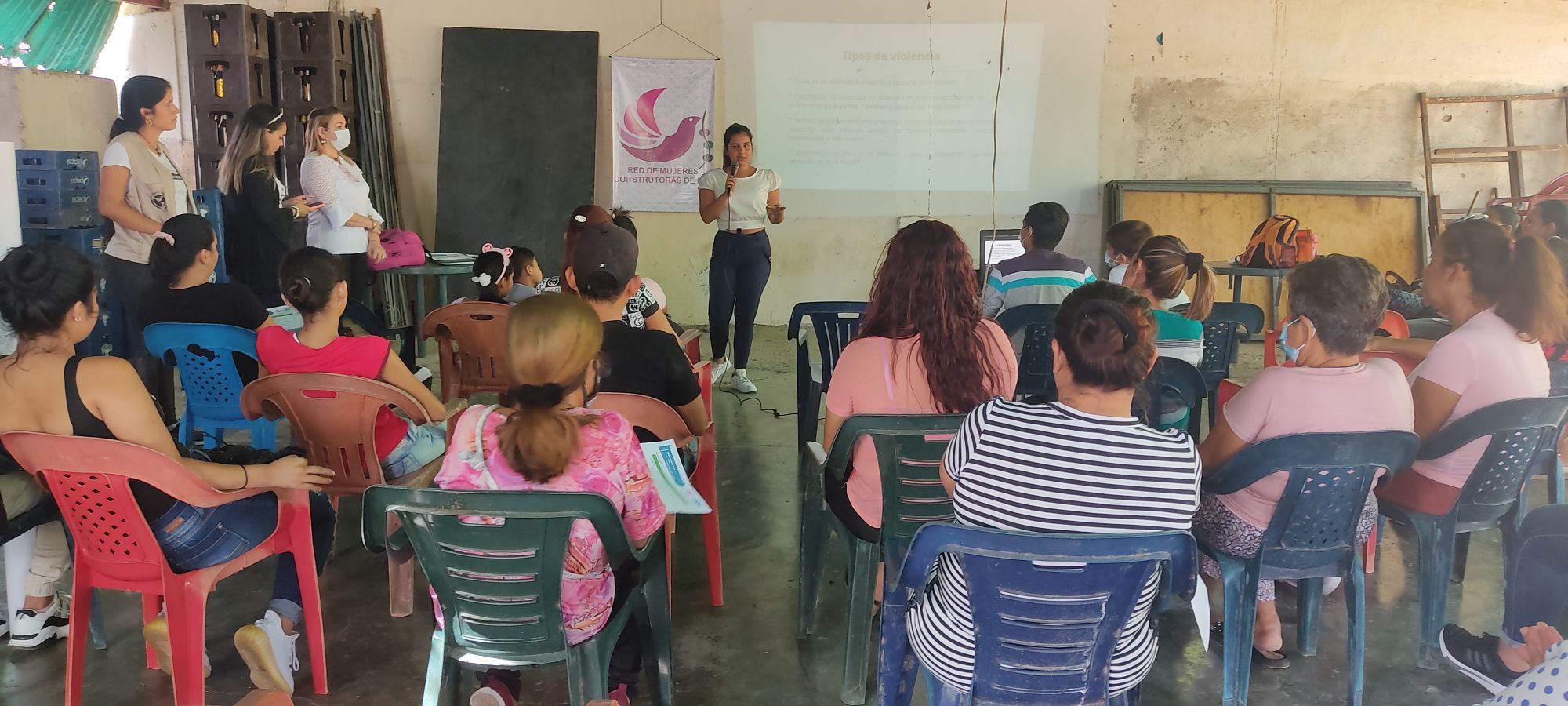 Bajos salarios, precariedad laboral y falta de incentivos: así trabajan periodistas venezolanas