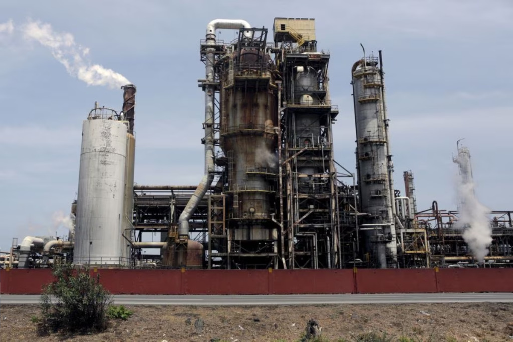 Ministro de Petróleo visita refinería de El Palito entre expectativas por su reactivación