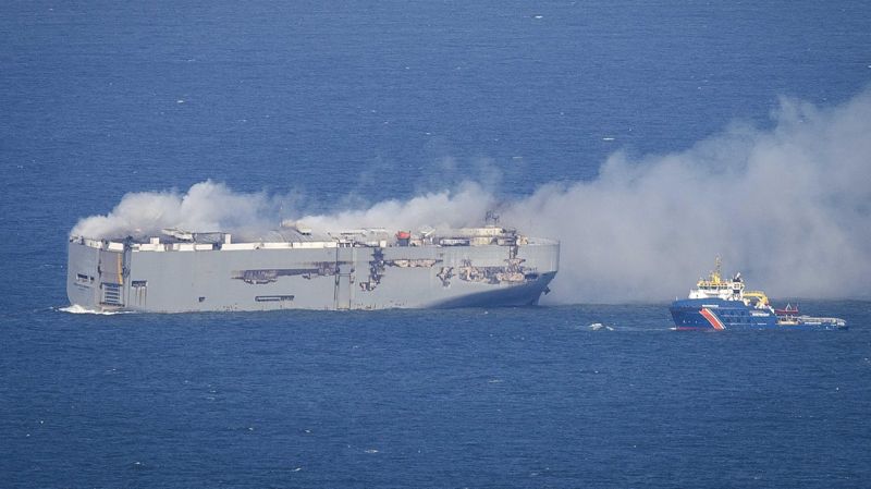 El incendio sin control de un carguero con 3.000 automóviles frente a la costa de Países Bajos que obligó a saltar a la tripulación y causó un muerto