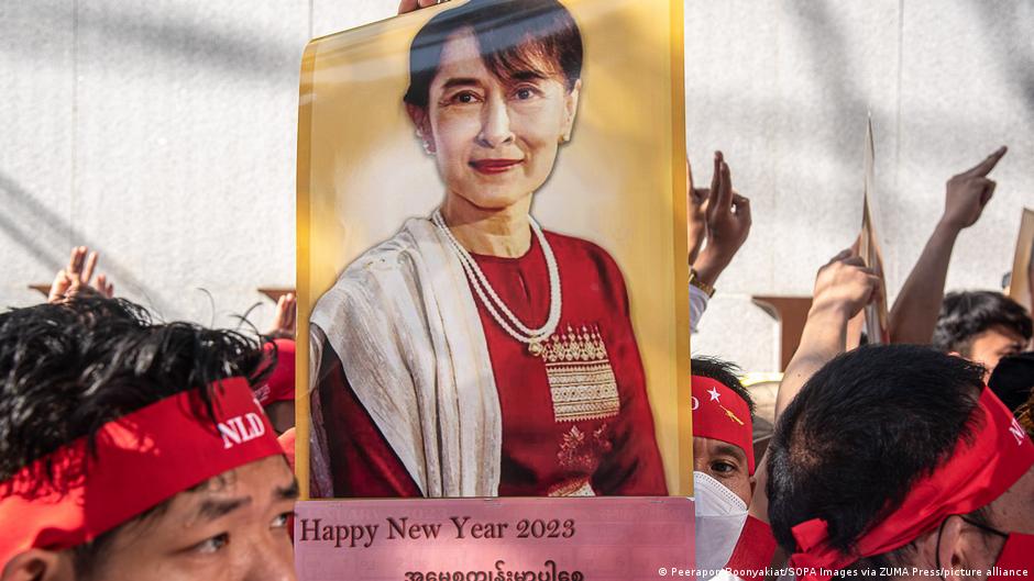 Junta militar de Birmania saca a Aung San Suu Kyi de prisión