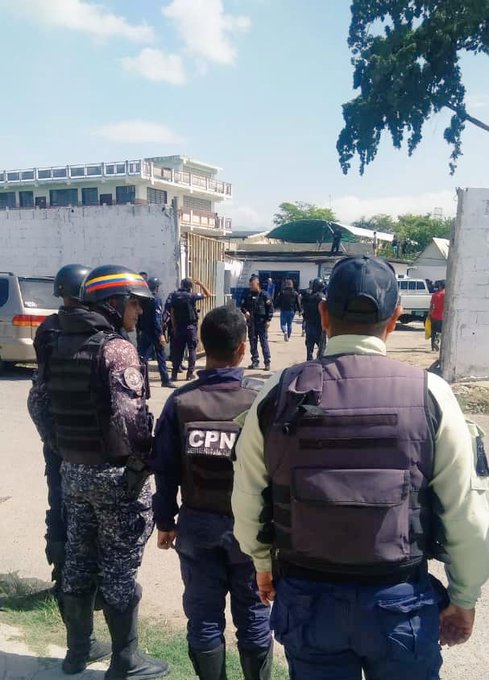 Cuatro funcionarios