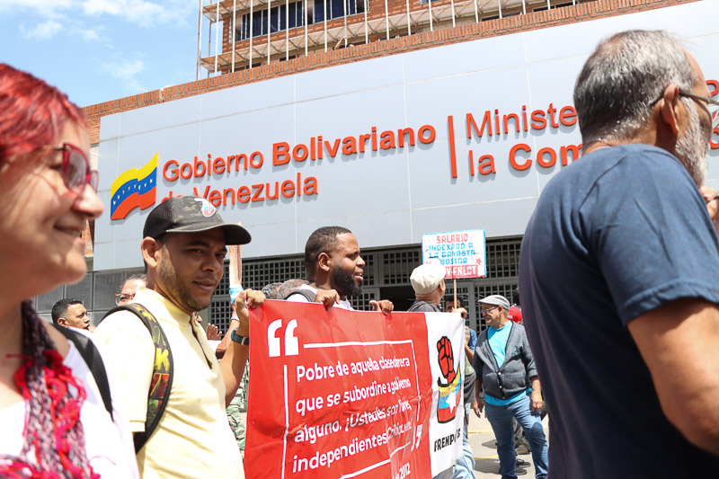 Trabajadores públicos protestan por salario (Mairet Chourio)