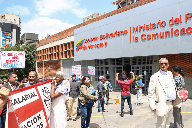 Trabajadores públicos protestan por salario (Mairet Chourio)