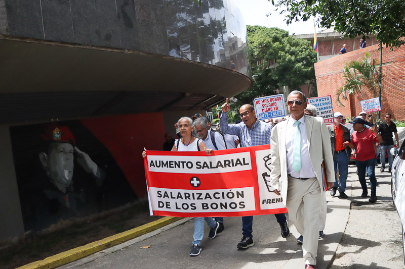 Trabajadores públicos protestan por salario (Mairet Chourio)