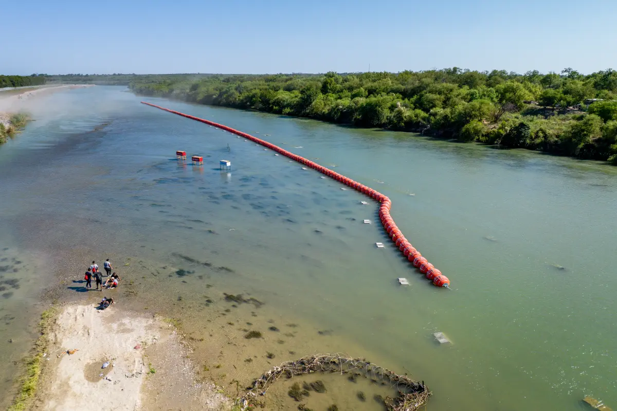 Biden demanda a Texas por boyas con púas en el río Grande