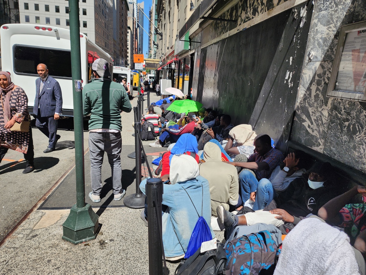 Inmigrantes recién llegados hacen larga cola en busca de albergue y trabajo en Nueva YorkInmigrantes recién llegados hacen larga cola en busca de albergue y trabajo en Nueva York