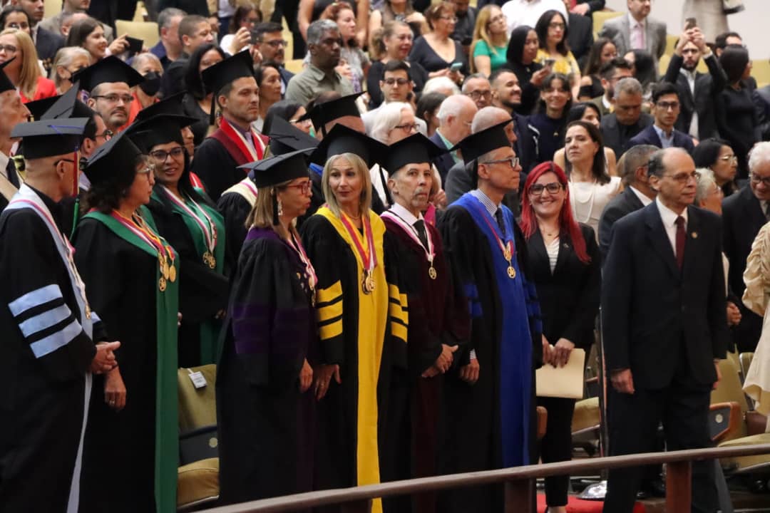 Juramentan a nuevas autoridades de la UCV con Víctor Rago como rector