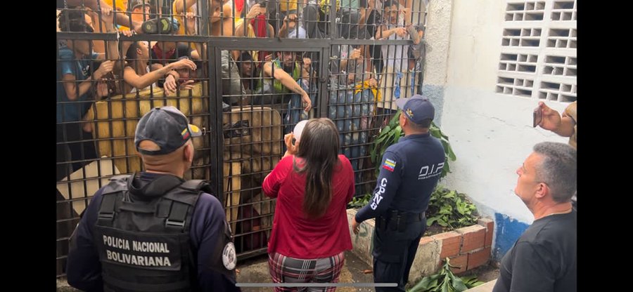 Reclusos del calabozo policial más hacinado de Caracas piden mejoras de condiciones 