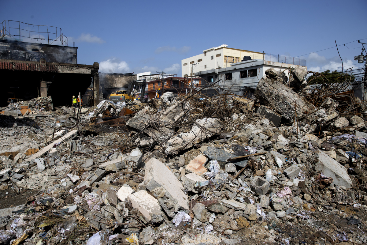 Familiares de desaparecidos tras explosión en ciudad dominicana piden agilizar la búsqueda