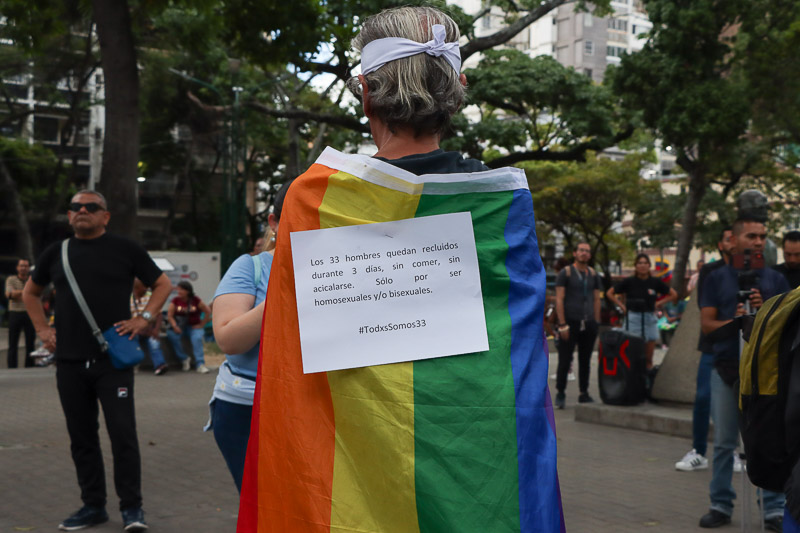 Activistas de la población Lgbtiq hacen un performant por la detención de las 33 personas en Carabobo (Mairet Chourio)
