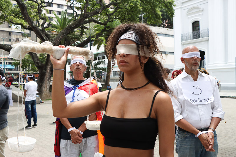 Activistas de la población Lgbtiq hacen un performant por la detención de las 33 personas en Carabobo (Mairet Chourio)