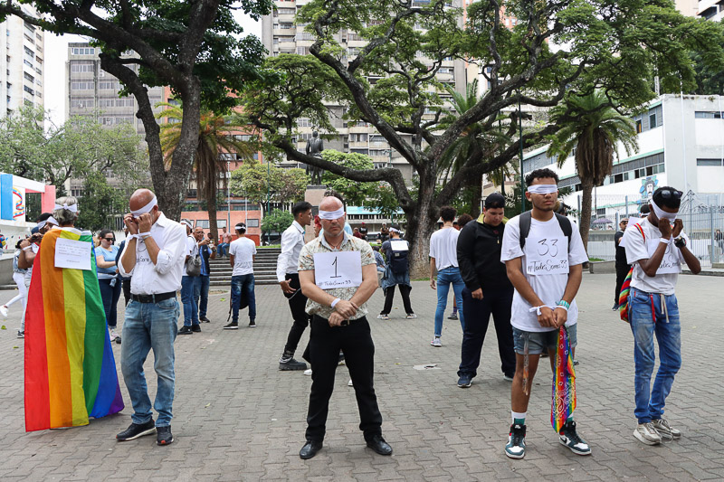 Activistas de la comunidad Lgbtiq+ realizan acto performátoco por la detención de las 33 personas en Carabobo (Mairet Chourio)