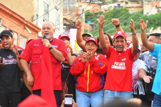 Con chavismo organizado y comunidad indiferente: Así recorrió Diosdado Cabello el barrio El Guarataro