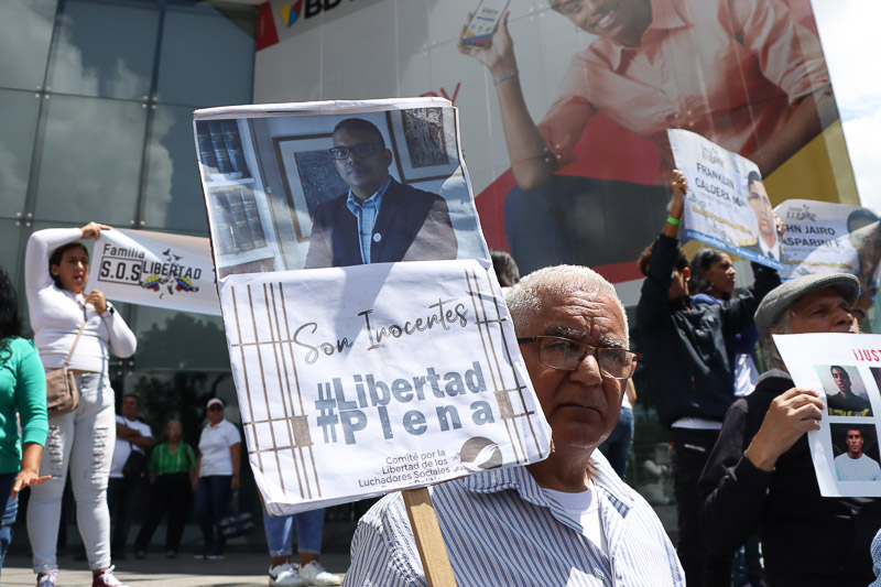 Comité por la libertad de los Luchadores Sociales y Presos Políticos y gremios de educación y salud protestan en las afueras de la Pnud para exigir la liberación de los seis trabajadores condenados (Mairet Chourio)