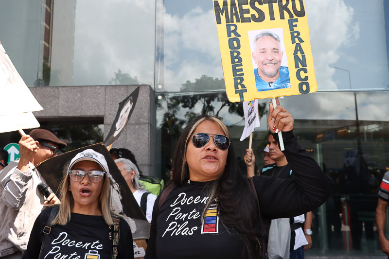 Comité por la libertad de los Luchadores Sociales y Presos Políticos y gremios de educación y salud protestan en las afueras de la Pnud para exigir la liberación de los seis trabajadores condenados (Mairet Chourio)