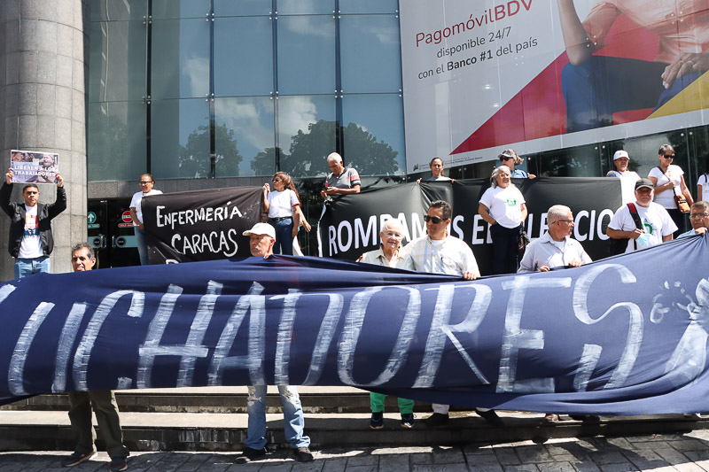 Comité por la libertad de los Luchadores Sociales y Presos Políticos y gremios de educación y salud protestan en las afueras de la Pnud para exigir la liberación de los seis trabajadores condenados (Mairet Chourio)