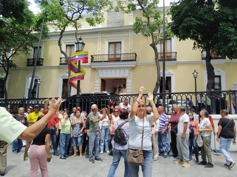 Jubilados del gobierno de Caracas protestan por pensiones dignas (Mairet Chourio)