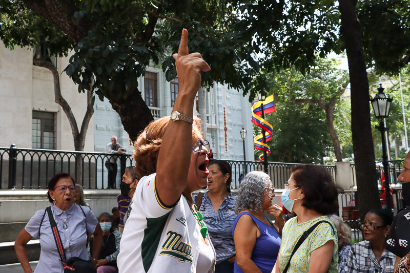Jubilados del gobierno de Caracas protestan por pensiones dignas (Mairet Chourio)