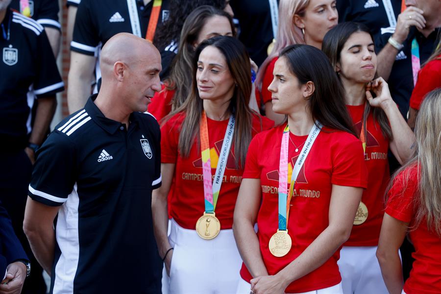 Presidente del Atlético de Madrid pide la renuncia de Rubiales