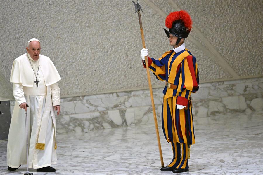 El papa llama a los periodistas a combatir la desinformación