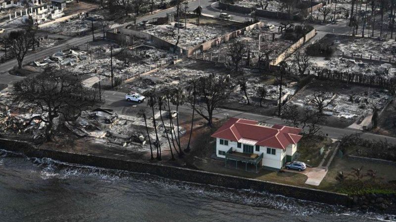 La impresionante imagen de la casa que sobrevivió a los incendios de Maui, en Hawái