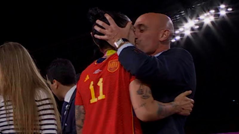 "Las disculpas no son suficientes": la polémica en España por el "inaceptable" beso en la boca del presidente de la Federación a una futbolista tras ganar el Mundial