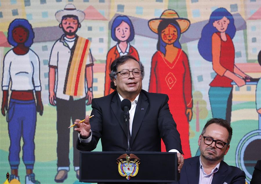 Un año de Petro en el poder: avances en diálogos de paz y escándalos que lo ponen en riesgo