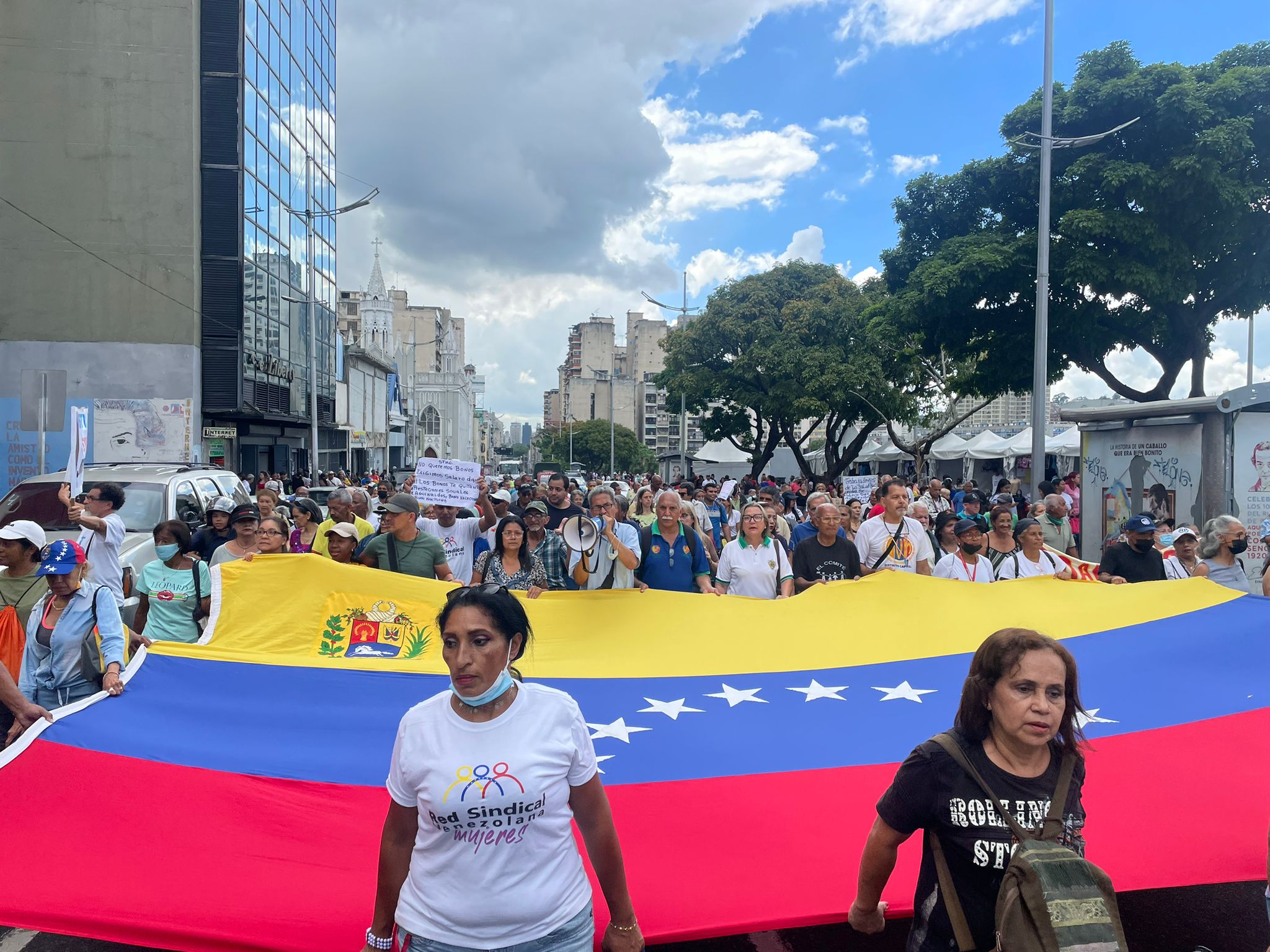 Vivir con dignidad, la consigna de pensionados y jubilados que marchan en Caracas