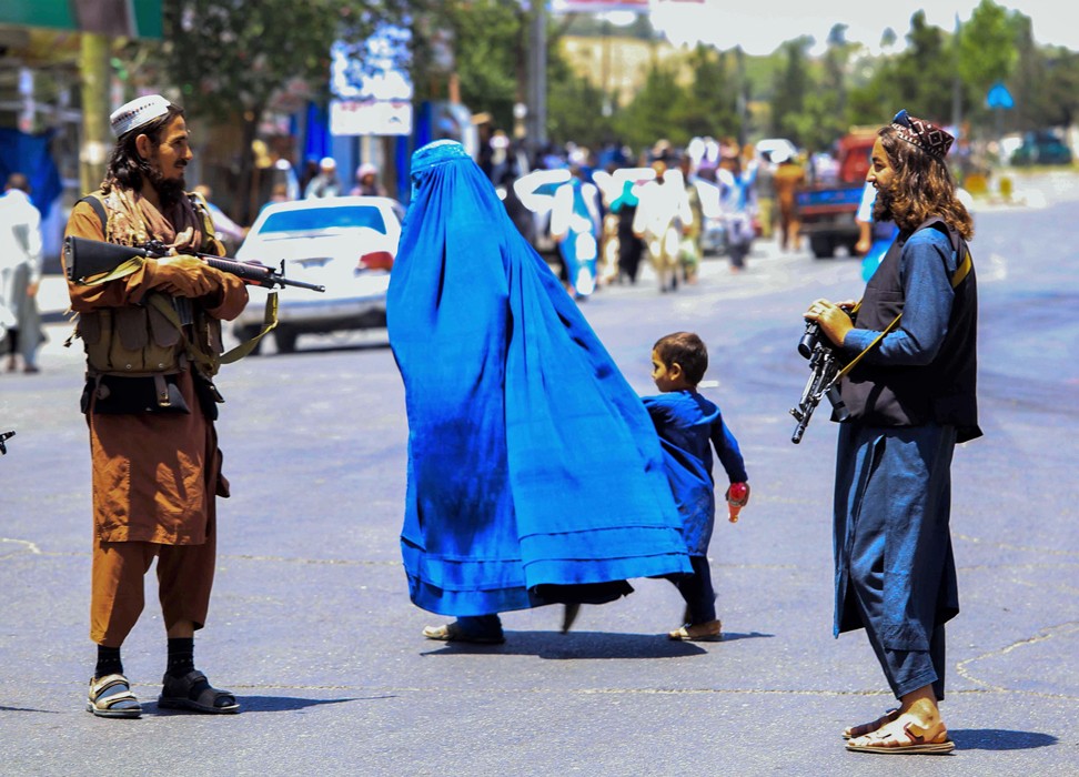Dos años de gobierno de los talibanes: menos derechos, más pobreza y castigo a las mujeres