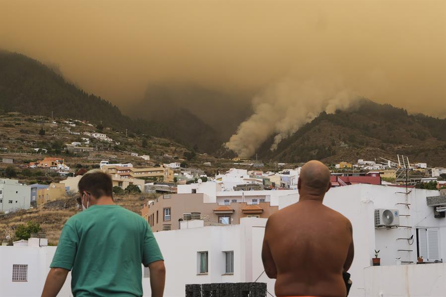 El fuego en la isla de Tenerife arrasa 11.600 hectáreas y hay 12.000 evacuados