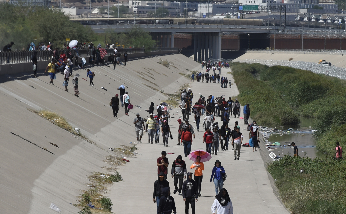 Autoridades disuelven campamento de migrantes en la frontera de México-EEUU