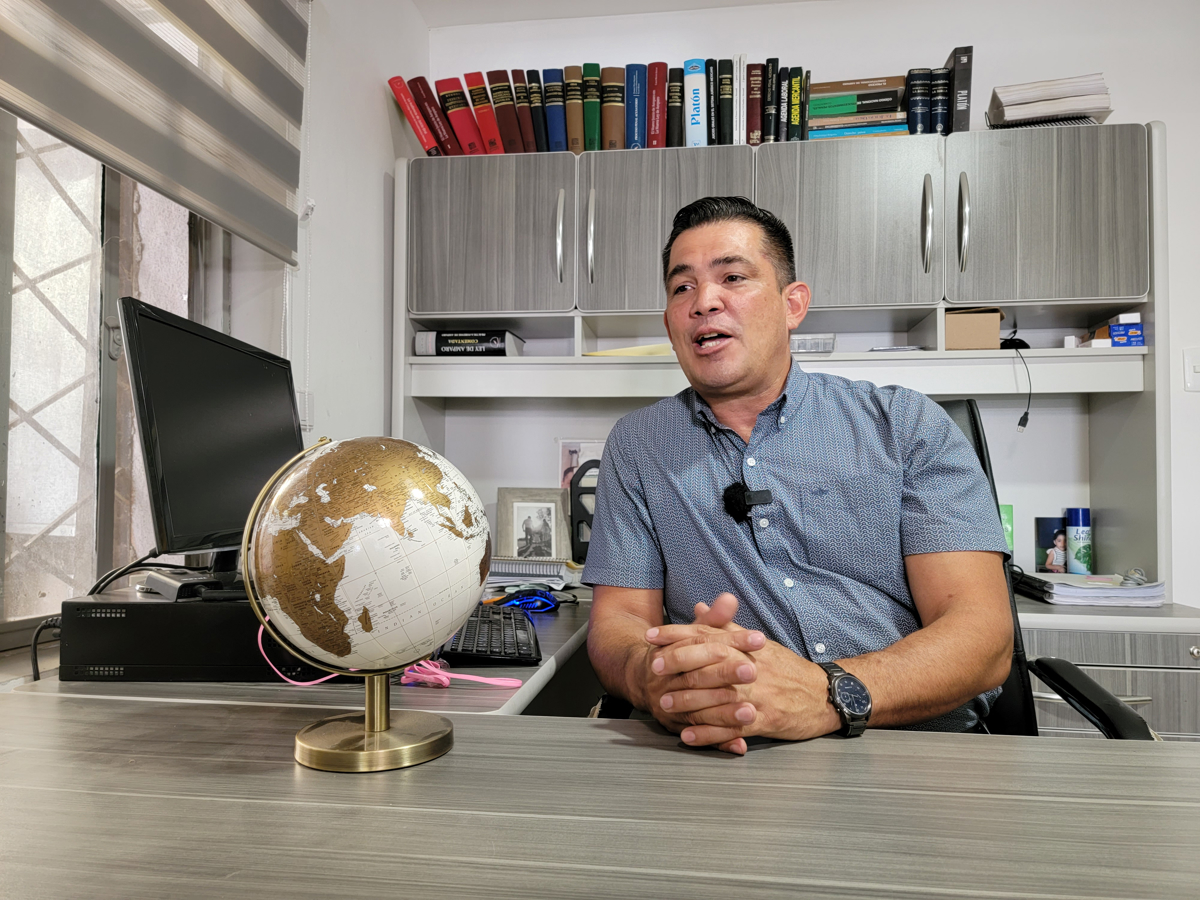 Un exmilitar venezolano deportado de EE.UU. apoya a migrantes en la frontera de México