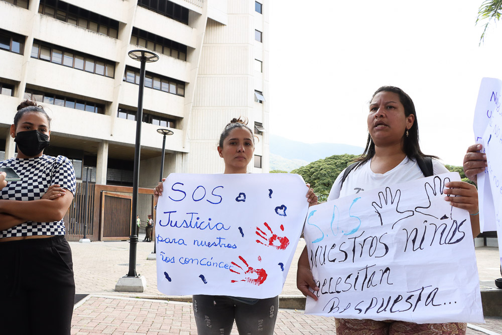 Familiares de pacientes de hematología del JM de los Ríos protestan ante el TSJ (Mairet Chourio)