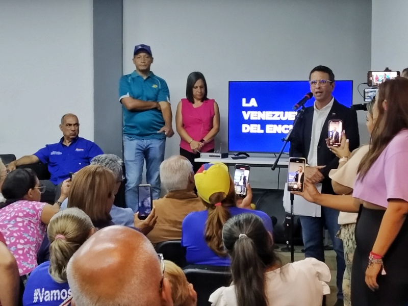 Henrique Capriles con dirigentes sindicales (Mairet Chourio)