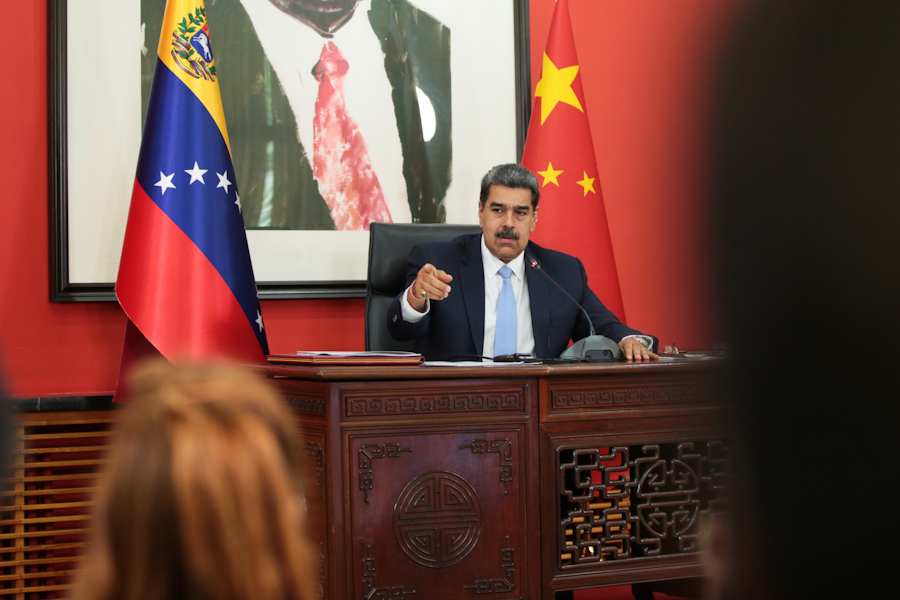 Maduro se reúne con jefe de la Asamblea Nacional Popular de China