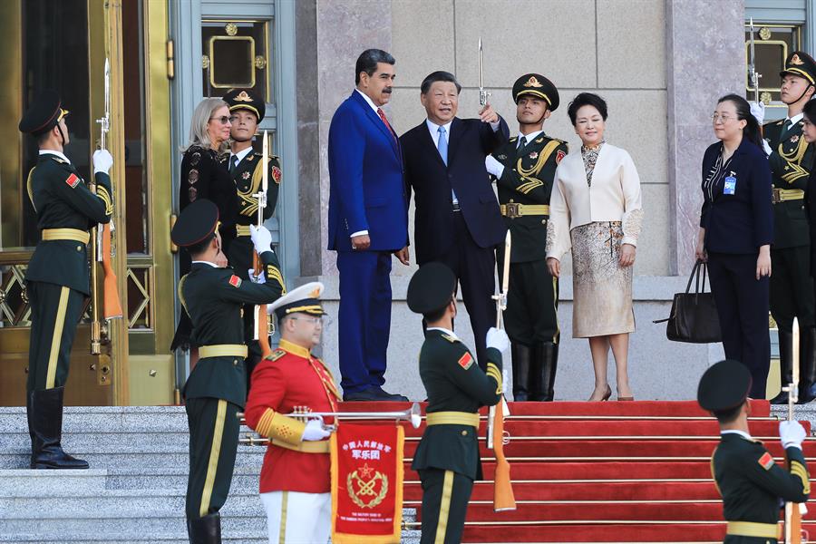 Maduro culmina su visita a China con una nueva alianza estratégica y un teléfono Huawei