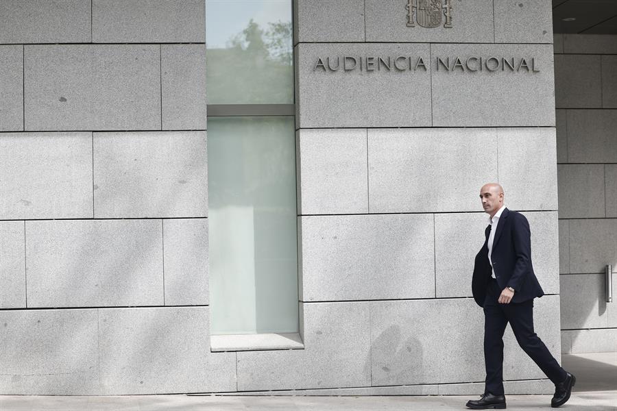 Juez prohíbe a Rubiales acercarse a 200 metros de Jenni Hermoso