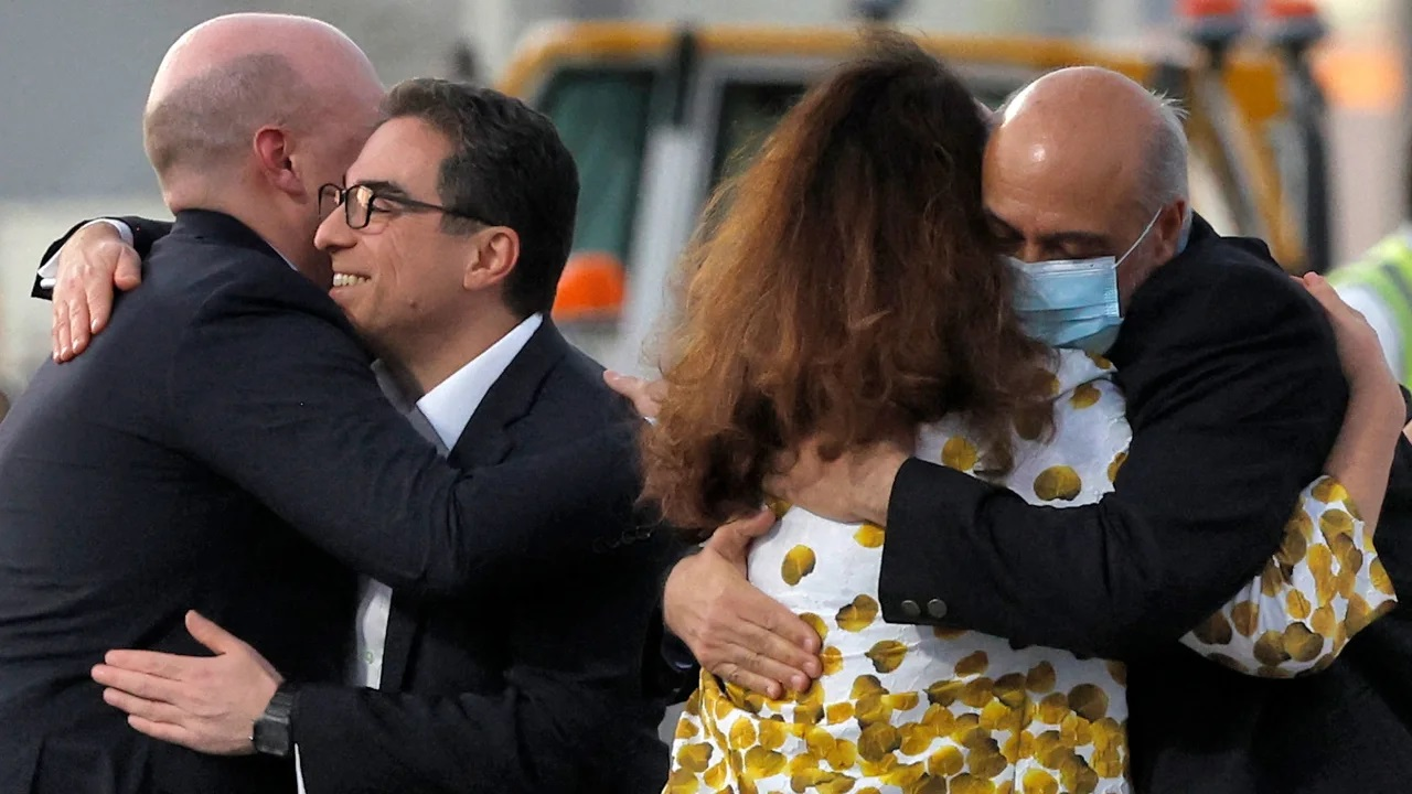 Cinco estadounidenses liberados por Irán llegan a Estados Unidos