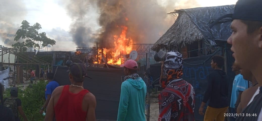 Fuerza Armada dice que en desalojo en Yapacana atacaron a militares