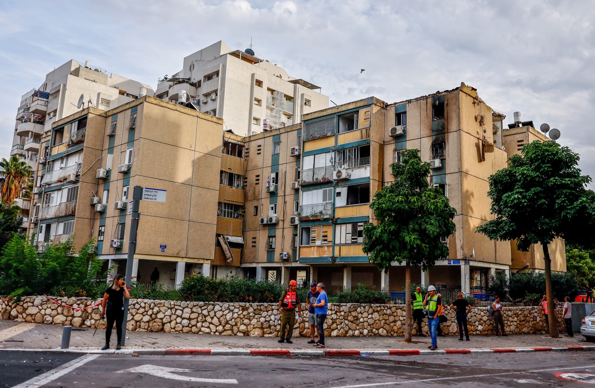 Un cohete alcanza un edificio de apartamentos en Tel Aviv