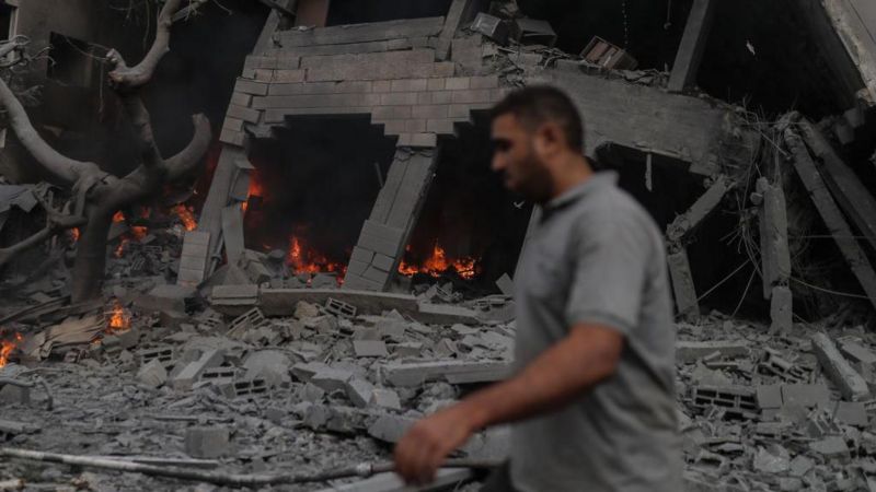 Israel advierte que los bombardeos "son solo el comienzo" y Hamás amenaza con ejecutar rehenes con cada ataque a Gaza